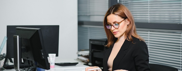 une femme travaillant sur son ordinateur portable