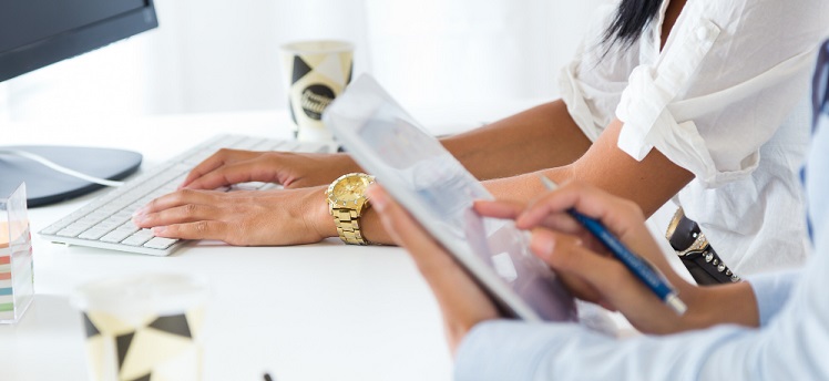 un homme tenant une tablette mobile