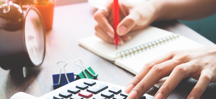 une femme calculant avec une calculatrice