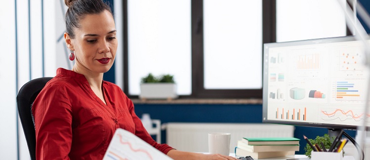 une jeune femme travaillant a son bureau