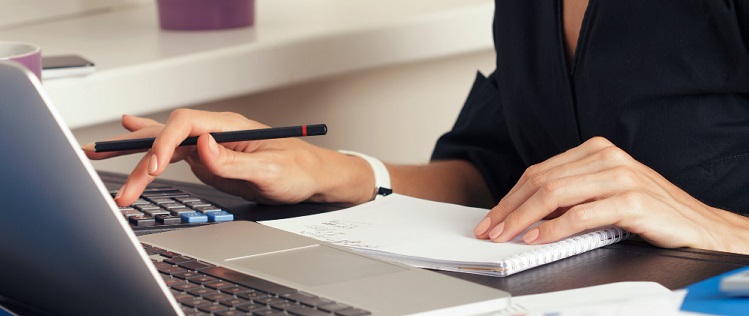 une femme calculant sur une calculatrice