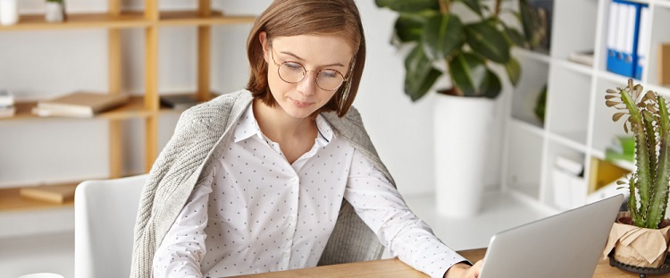 une jeune femme travaillant sur son ordinateur portable