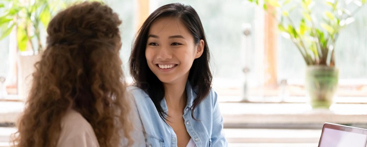 une jeune femme stagiaire assistante RH