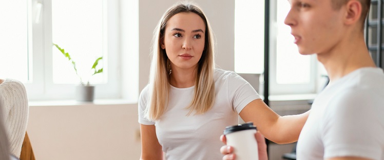 une assistante RH mettant la main sur uen épaule d'un homme