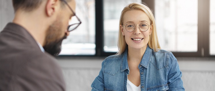 une jeune femme blonde souriante 