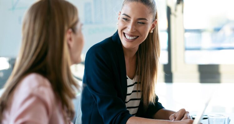 deux jeunes femmes souriantes