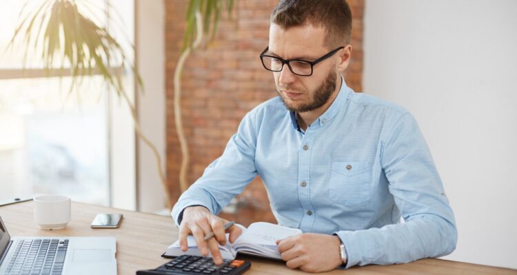 un gestionnaire de paie travaillant à son bureau