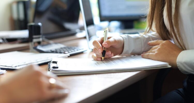 une femme écrivant sur un cahier