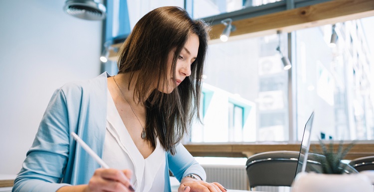 une femme travaillant sur son ordinateur