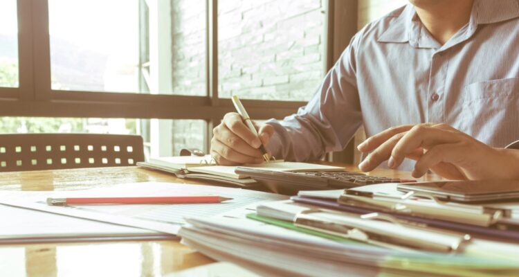 un comptable travaillant à son bureau