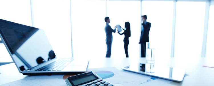 des personnes travaillant dans un bureau