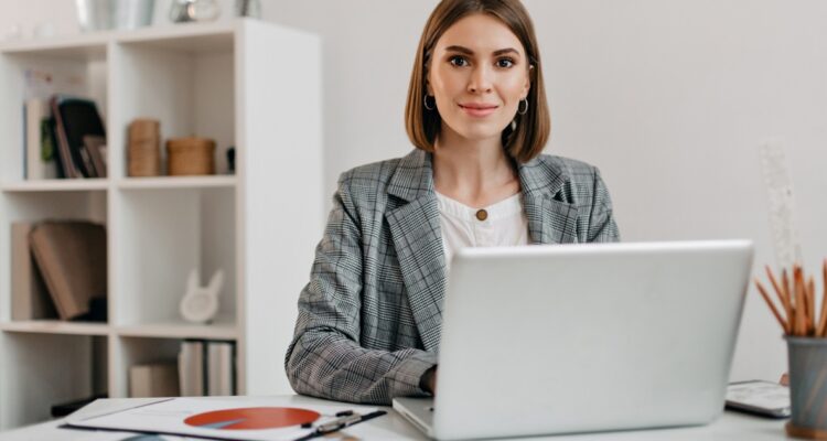 portrait d'une femme comptable