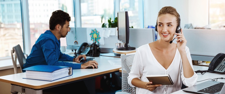 une assistante de direction au téléphone à son bureau