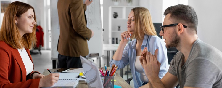 trois personnes discutant en entreprise