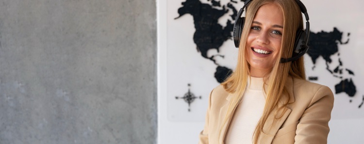 une femme avec un casque souriante