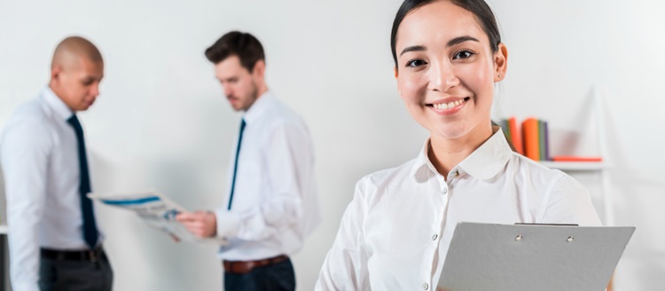 une jeune femme souriante face à la photogrphe