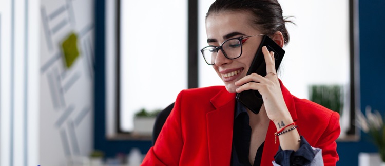 une femme au téléphone avec son téléphone portable