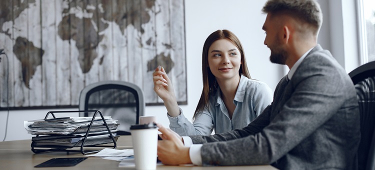 deux jeunes collaborateurs discutant