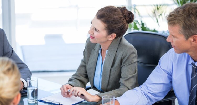 une assistante de direction au bureau