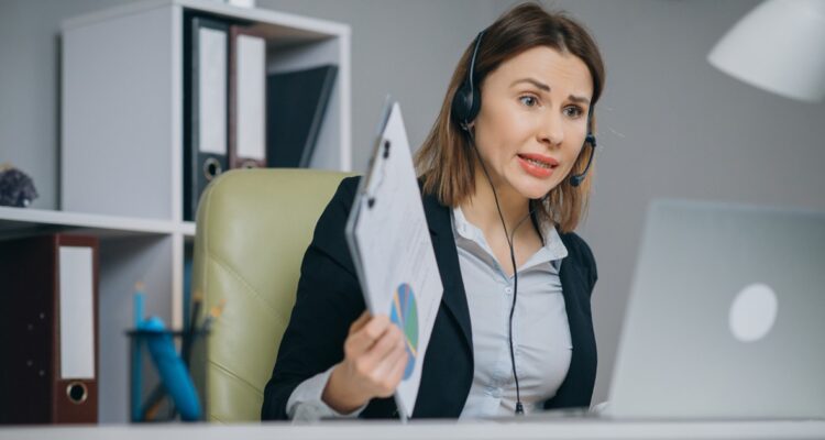 une assistante de direction au téléphone