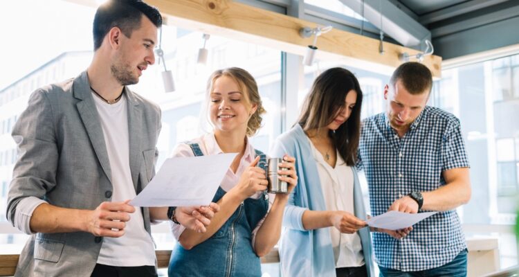 des personnes communiquant en entreprise