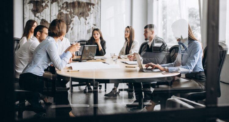 un groupe de personnes en réunion d'entreprise