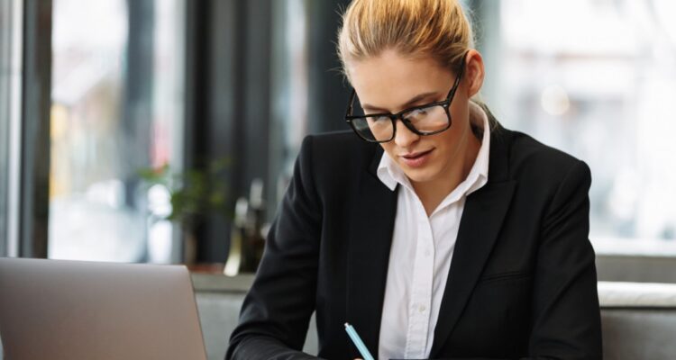 une femme en costume au travail