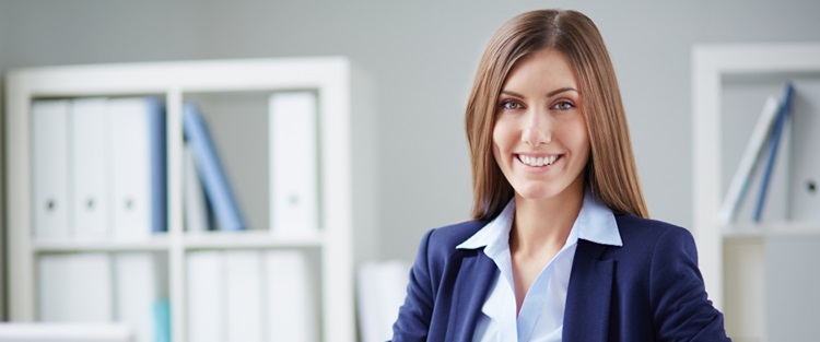 une femme bien habillée