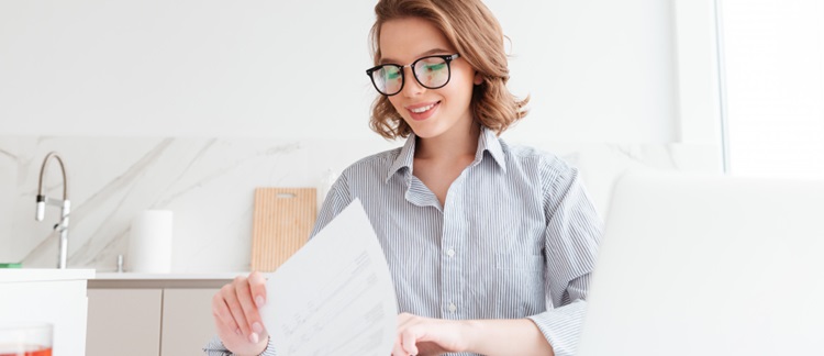 une femme à lunette au travail