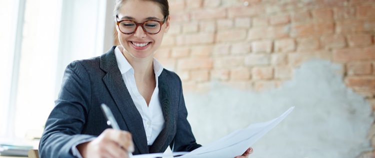 une femme au travail de secrétaire comptable