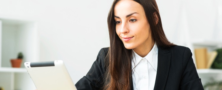 une femme concentrée 