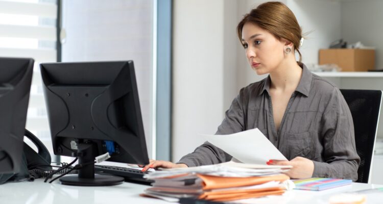 une femme travaillant devant son ordinateur