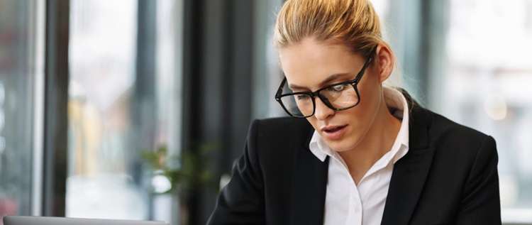 une femme blonde a lunette au travail