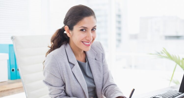 portrait d'une femme au travail