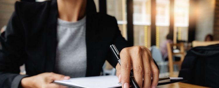 une femme avec un stylo