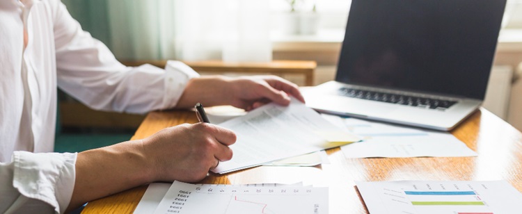 une personne travaillant sur son bureau