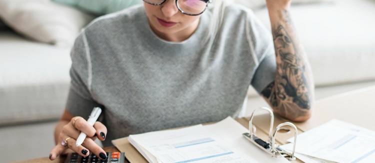 une femme calculant son salaire