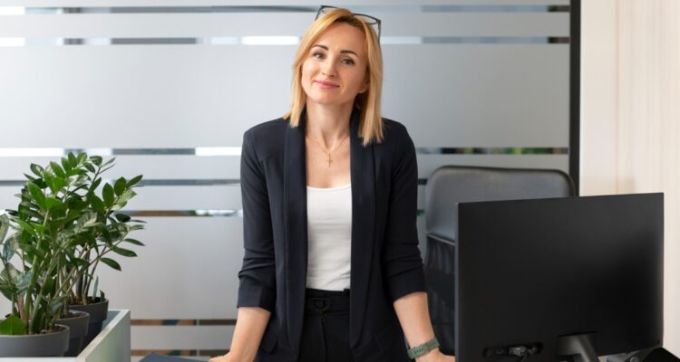 portrait d'une secrétaire en tenue de travail