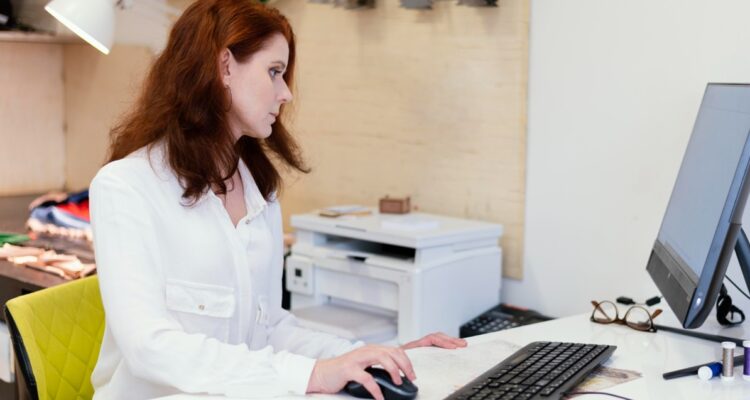 une secrétaire au travail devant son ordinateur