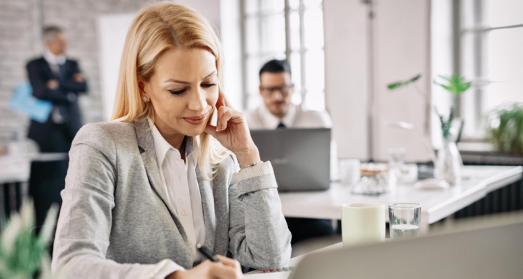 une secrétaire assistante au travail et au téléphone