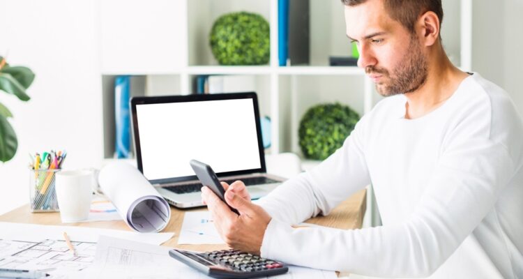 un gestionnaire comptable et fiscal au travail
