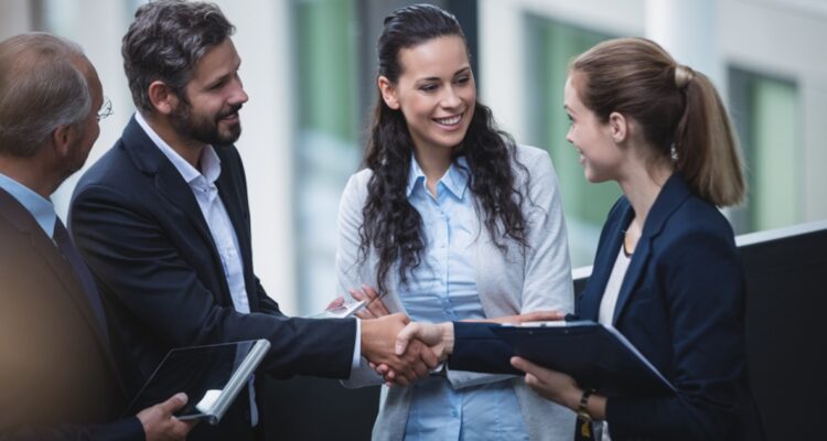 des personnes travaillant dans les ressources humaines en costume