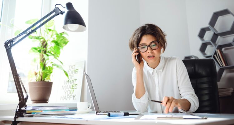 une experte comptable à son bureau sourainte
