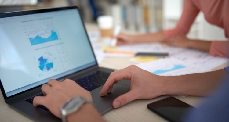 un homme travaillant sur ordinateur sur un outil de gestion comtable