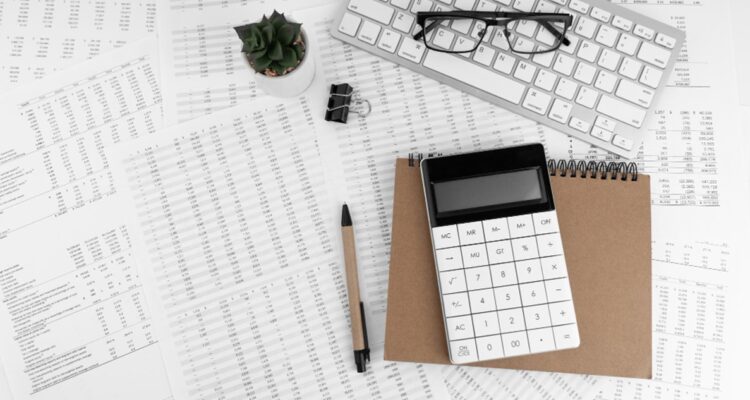 du matériel de comptabilité posé sur un bureau