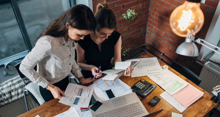 deux comptables au travail