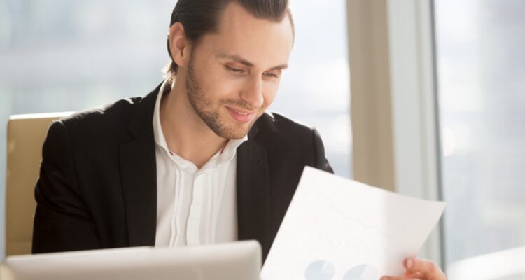 un expert comptable au travail