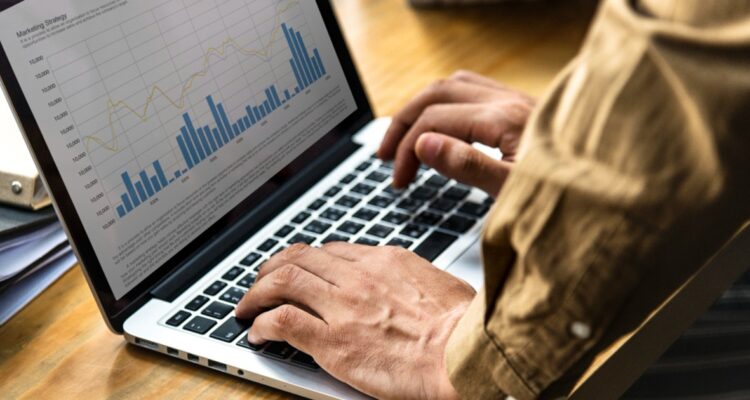 un analyste financier devant son ordinateur