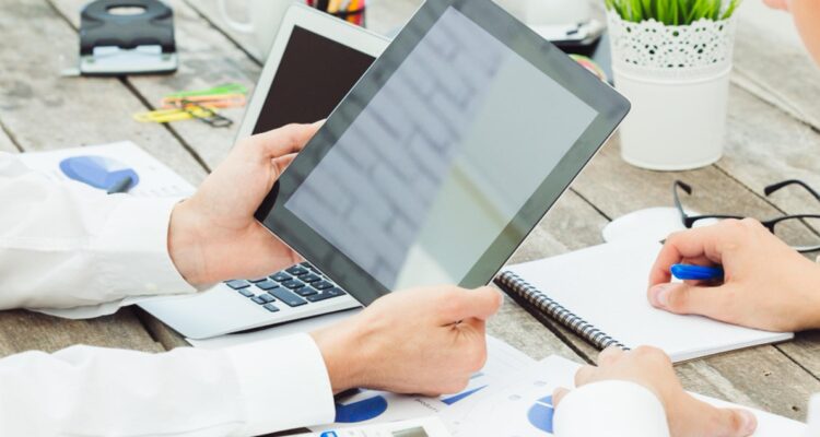 des personnes travaillant dans la comptabilité et la gestion