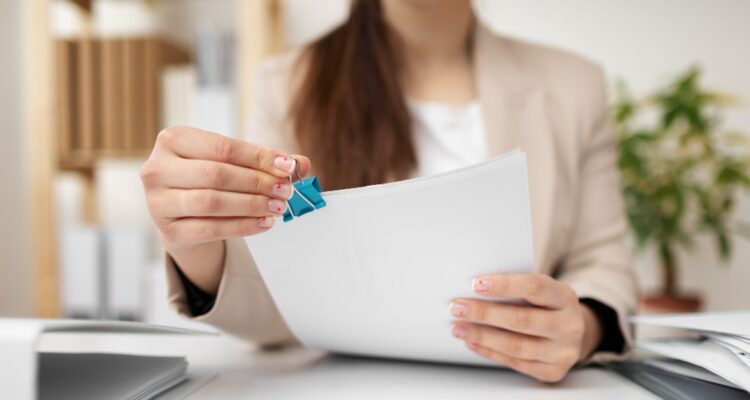 une femme touchant des documents comptable